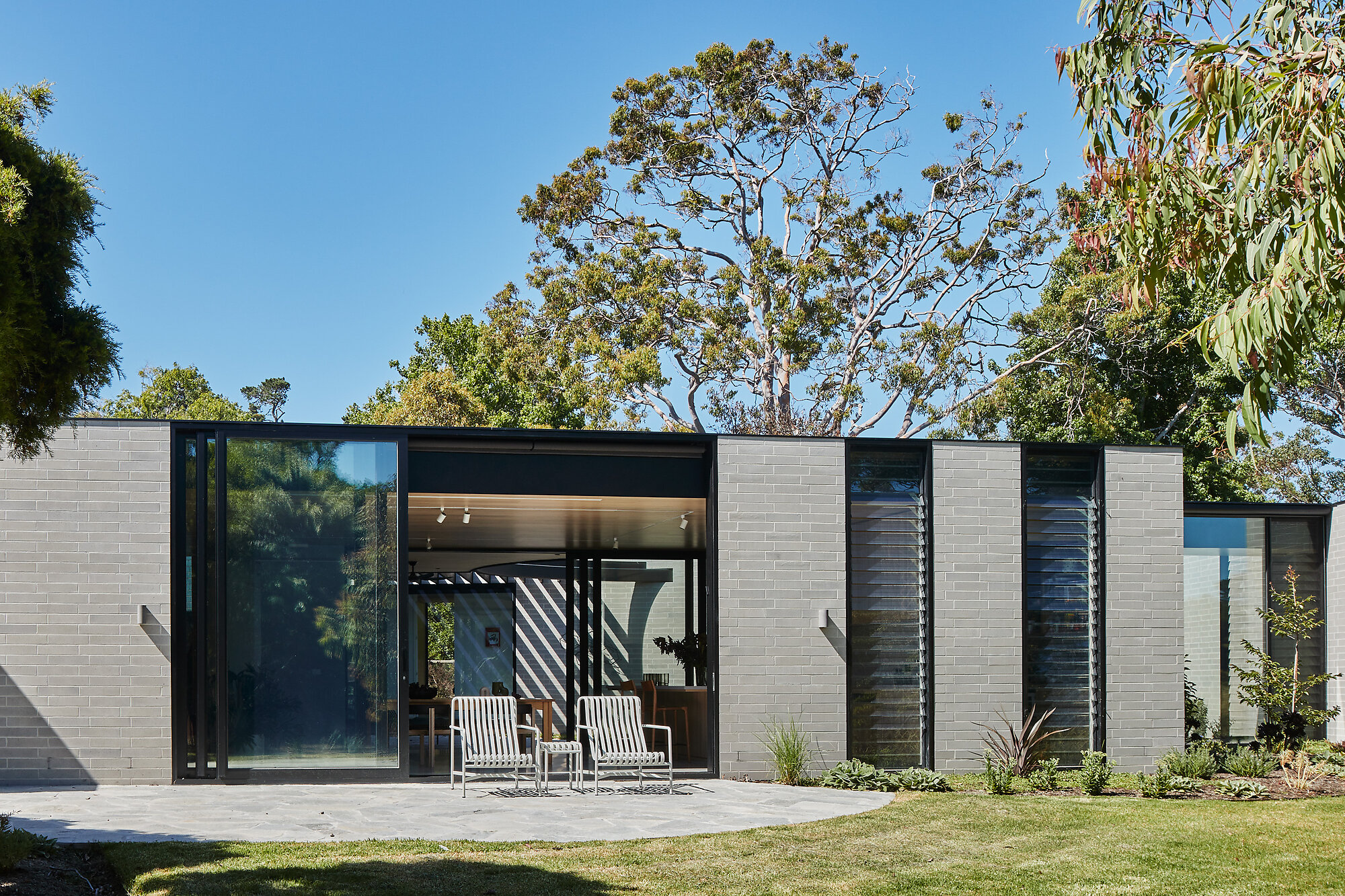 Interior photograph of Mount Martha courtyard house by Peter Bennetts